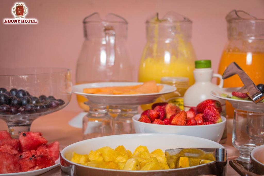 瓦拉斯艾博尼酒店的桌上放着一碗水果和果汁