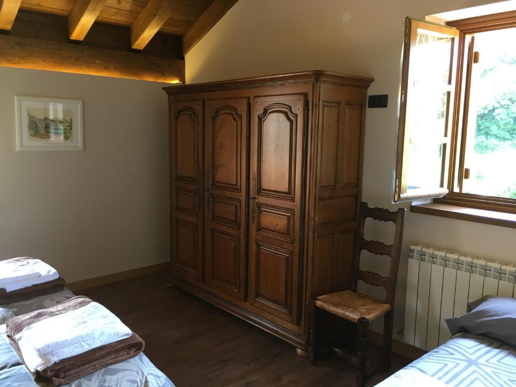 CilvetiAdipe的一间卧室配有木柜和两张床