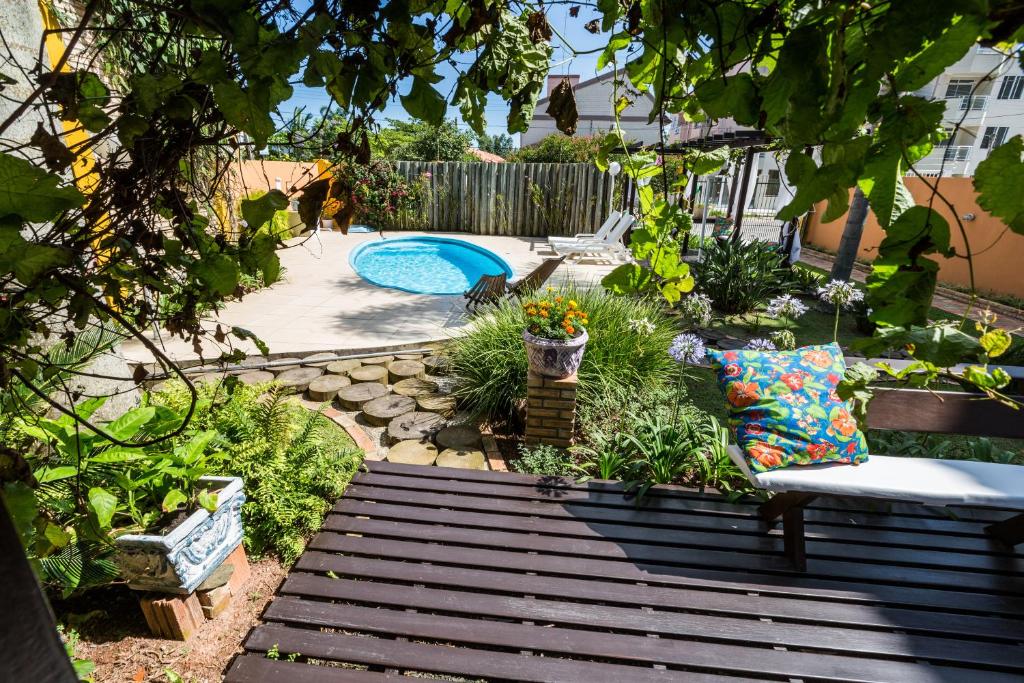 弗洛里亚诺波利斯Cabanas da Lua的一个带长凳和游泳池的花园