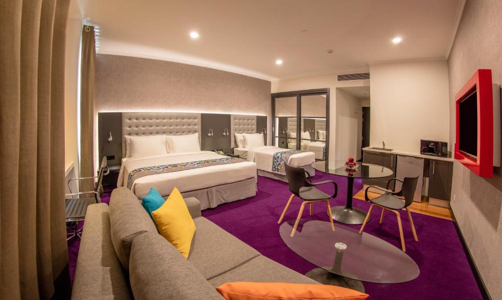 Fairway Colombo - Sri Lanka&#39;s First Hotel With Robot Technology客房内的一张或多张床位