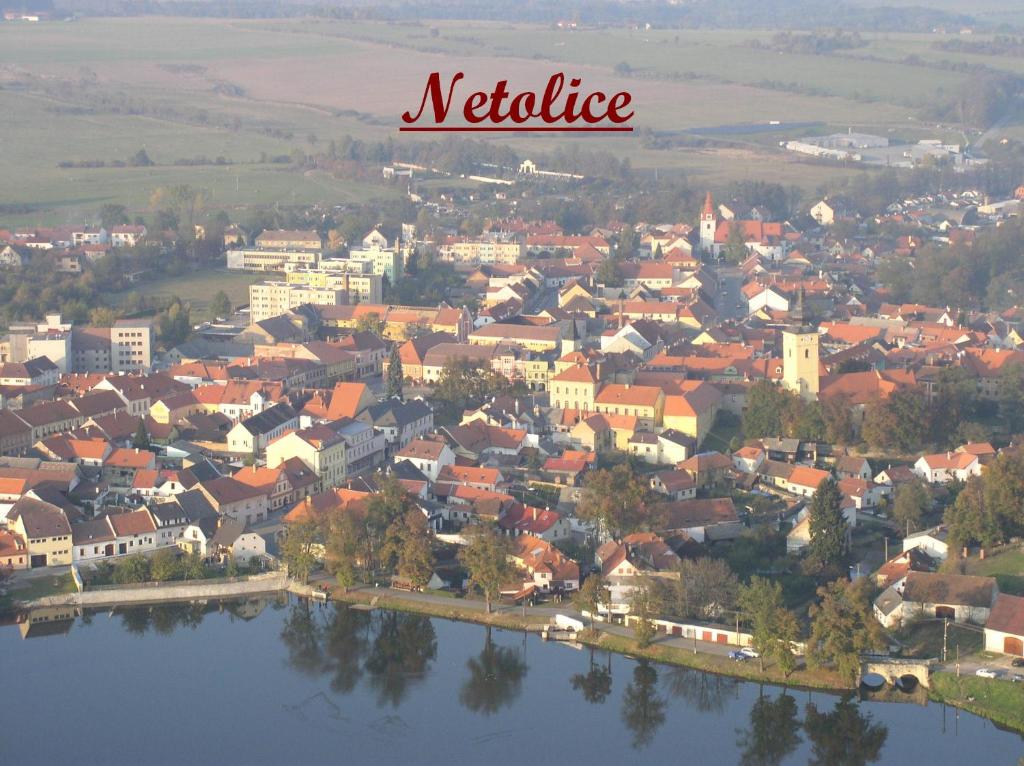 NetolicePenzion Netolice的享有河流小镇的景色