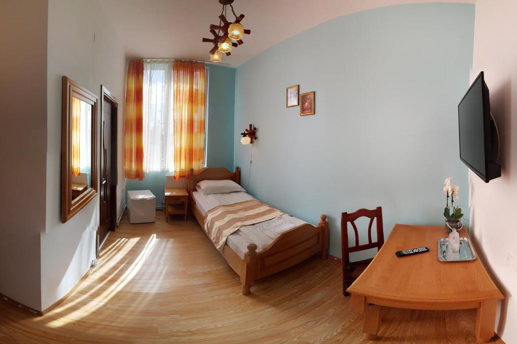特尔古穆列什Pensiunea Muresul的一间卧室配有一张床和一张桌子