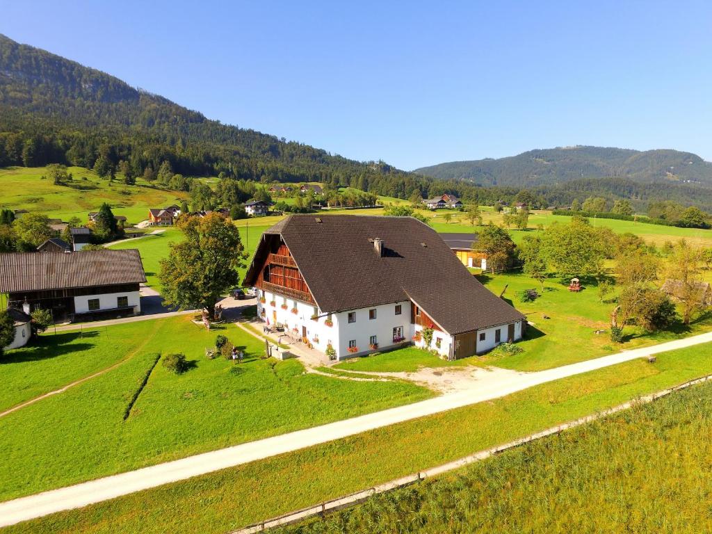 施特罗布尔Pilznerhof的绿色田野上大房子的空中景色