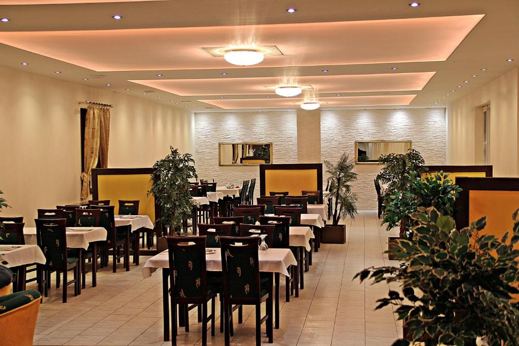 科希策Hotel Zlaté Košice的用餐室配有桌椅