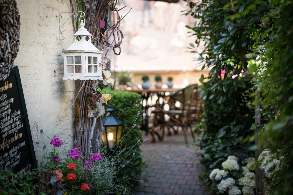 古尔彭哈斯特莱之门的花园,花园的灯笼挂在鲜花的墙上