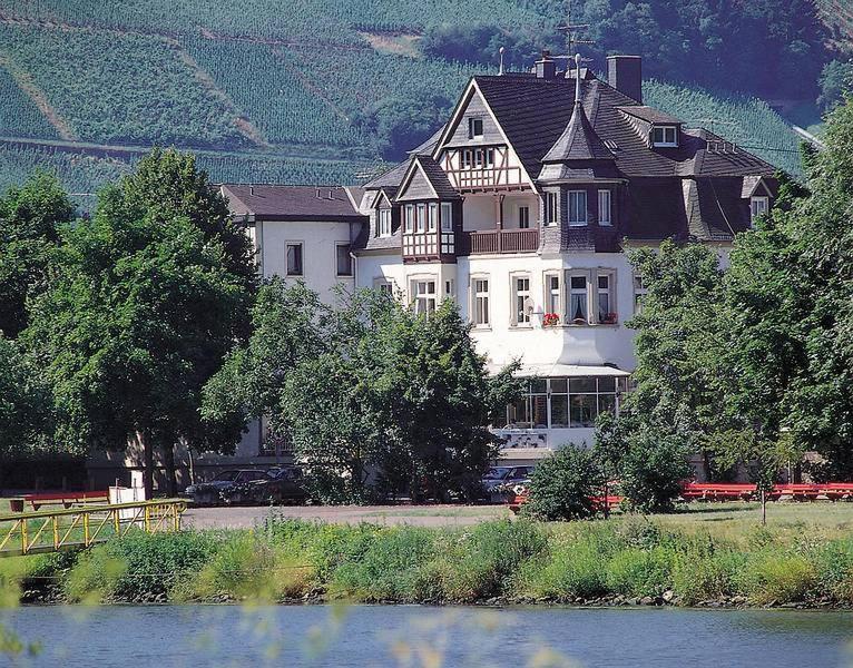 特里滕海姆克朗雷司令酒店的坐在河边的白色大房子