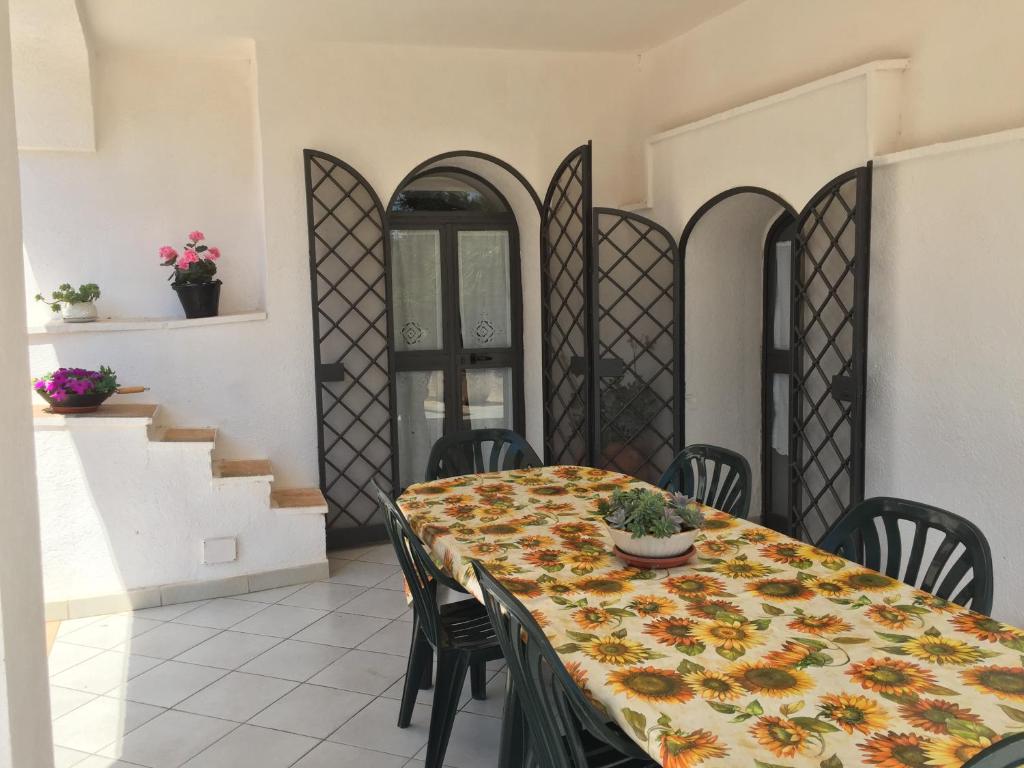 奥斯图尼Trullo L'ulivo的一间带桌椅和楼梯的用餐室