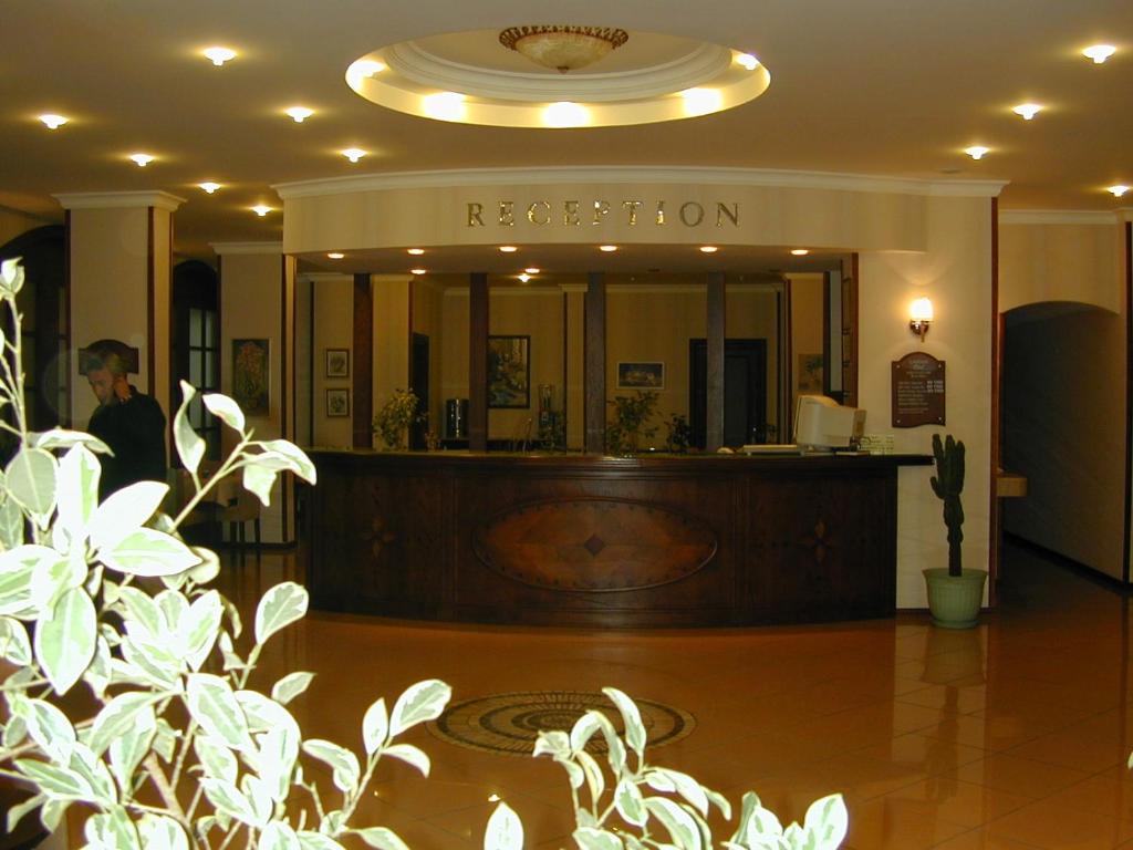 马尔马里斯坎丹海滩酒店 的建筑中带镜子的接待区