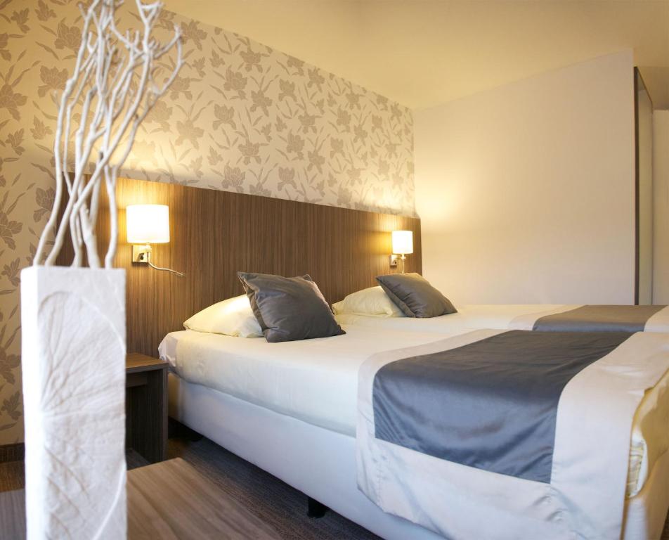 芬莱阿斯特利亚酒店的一间酒店客房,房间内设有两张床