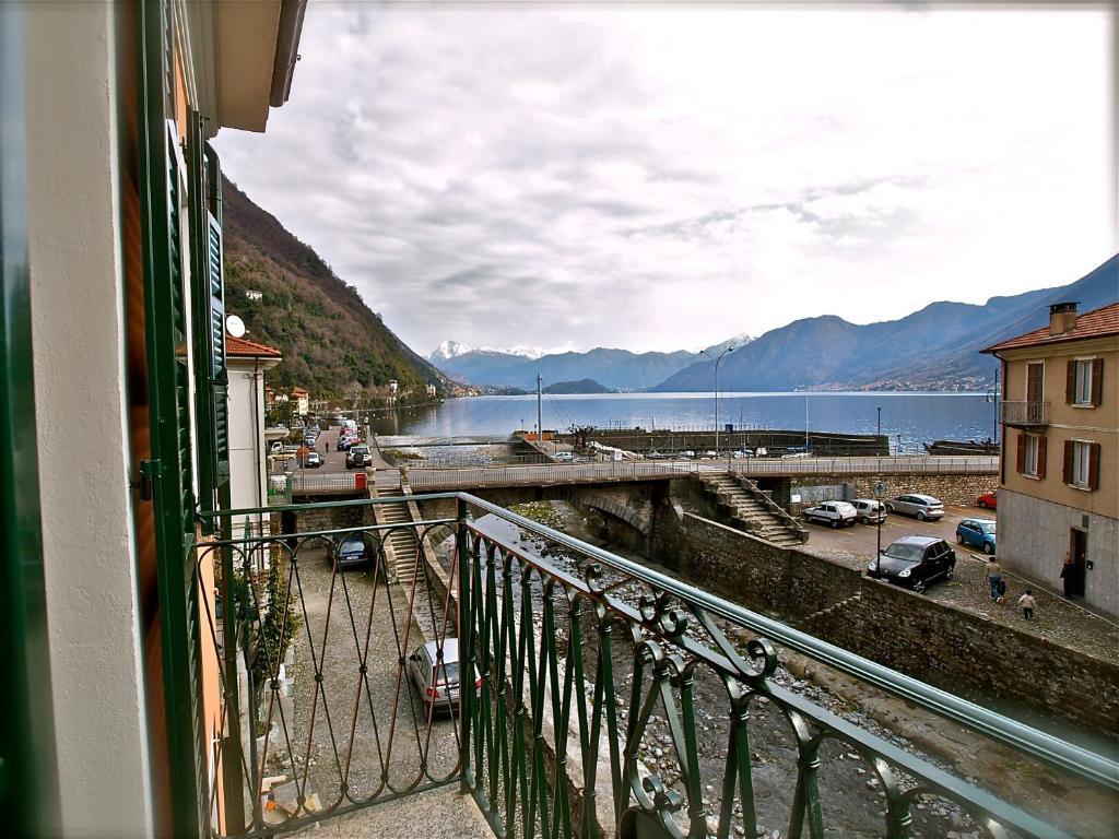 阿尔杰尼奥洛坎达波斯塔酒店的享有水体景致的阳台