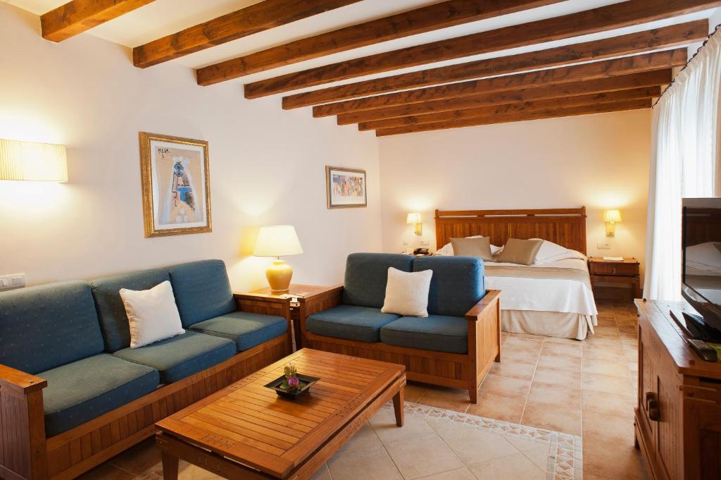 普拉亚布兰卡杨扎公主套房度假酒店的客厅配有沙发和1张床