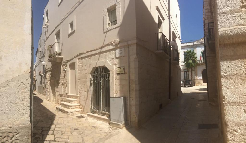 图里La Dolce Vite的一条小巷,上面有一座建筑,上面有一道门