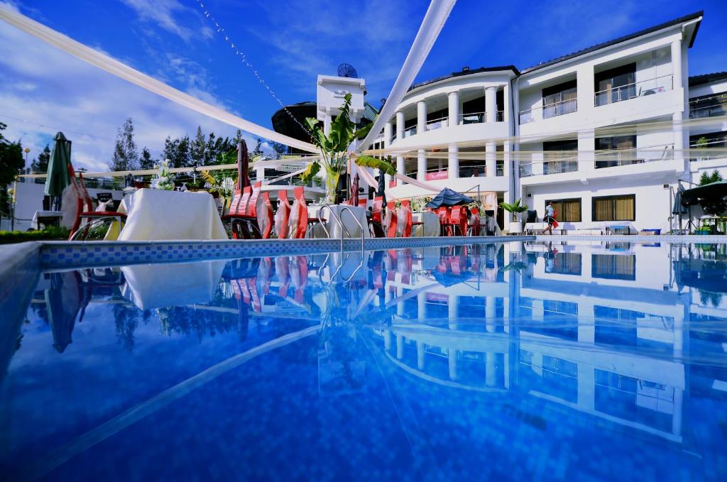 基加利The Manor Hotel的酒店前方的大型游泳池