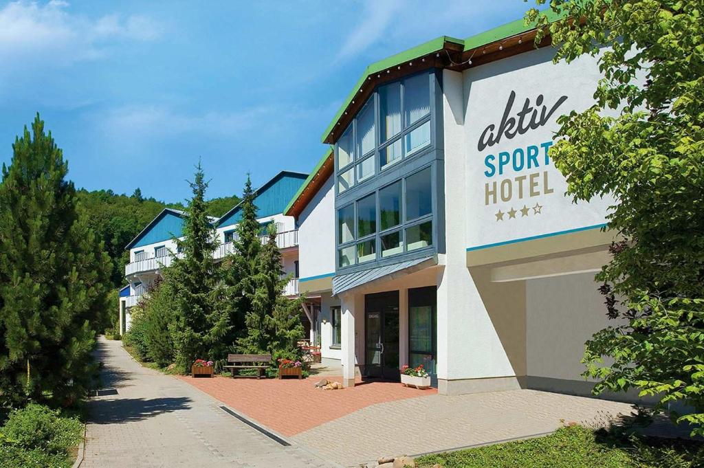 皮尔纳aktiv Sporthotel Sächsische Schweiz的一家标有读取优秀体育酒店标志的酒店