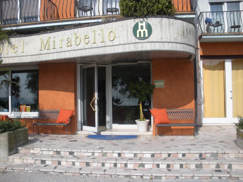 西尔米奥奈米拉贝洛酒店的前面有两把椅子的建筑