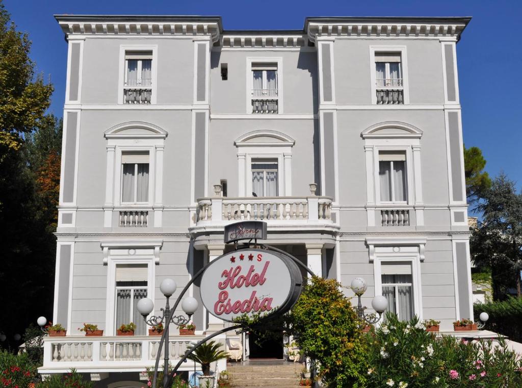 里米尼艾斯德拉酒店的前面有标志的白色建筑