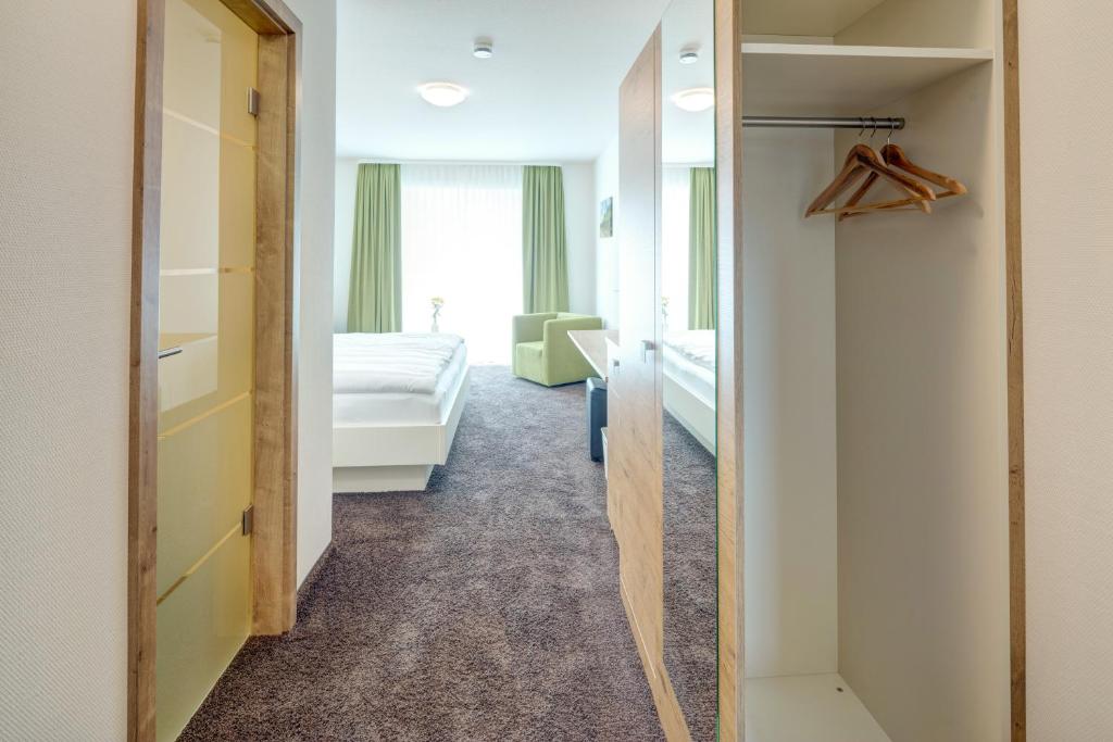 布雷茨费尔德黑恩施瓦温诺旅馆的卧室走廊