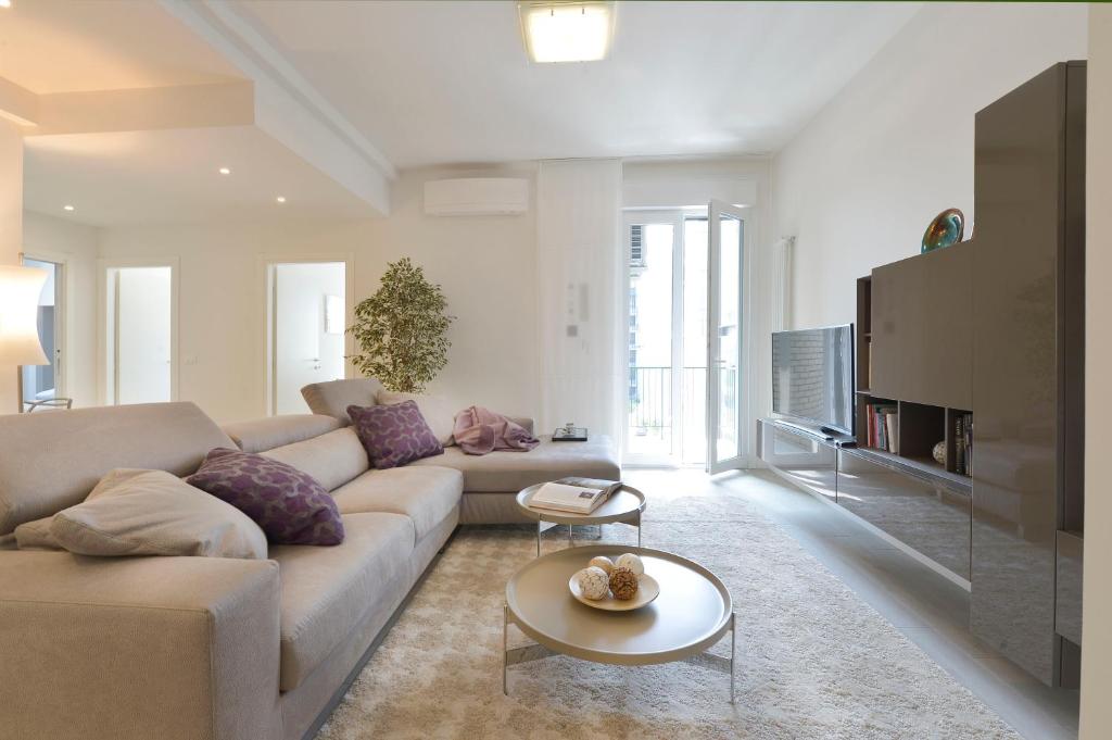 博洛尼亚UR-NEST Vestri - Golden Suite的客厅配有沙发和桌子