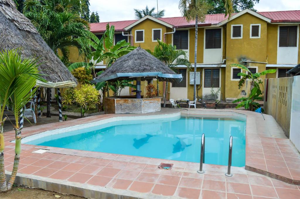 姆特瓦帕Ogalis K-coast Hotel的房屋前的游泳池