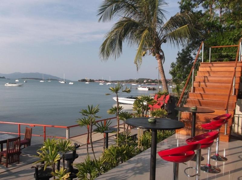 班拉克海滩滨海住宅酒店的一个带桌椅的庭院,享有水景