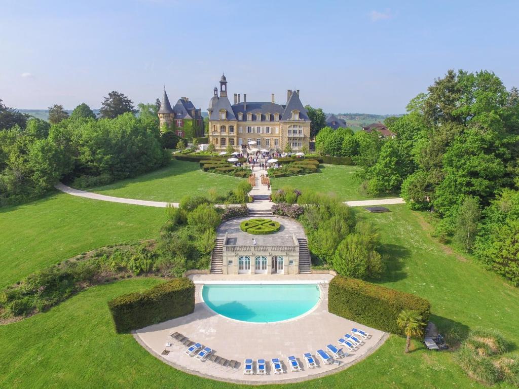 Saint-Médard-dʼExcideuil葡萄园德森迪拉斯酒店的享有大厦空中美景,设有游泳池