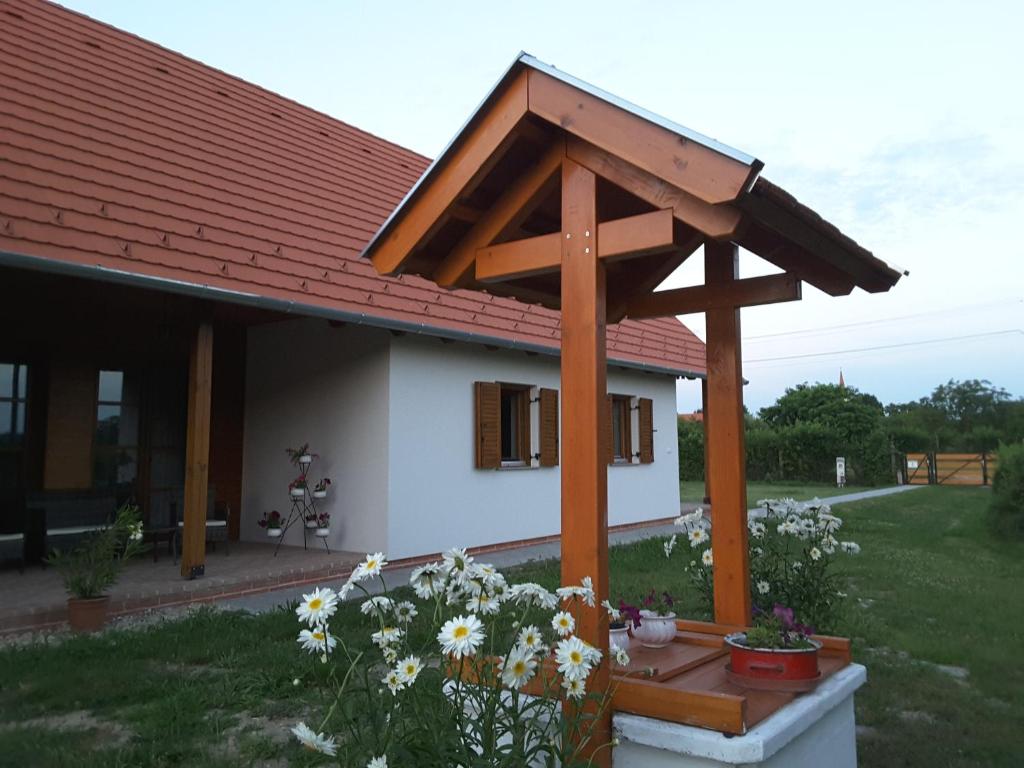 斯拉Malomkő Apartman的一座带大型木制凉亭的小房子