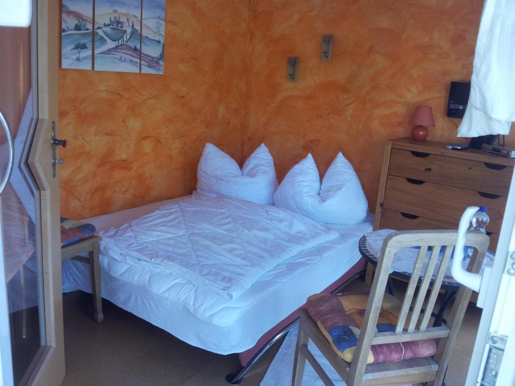 NossenGartenhaus Nossen的一间卧室设有一张床和木墙