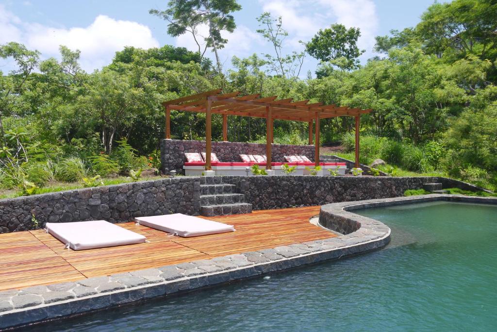 格拉纳达El Respiro Ecolodge的游泳池旁带凉亭的木甲板