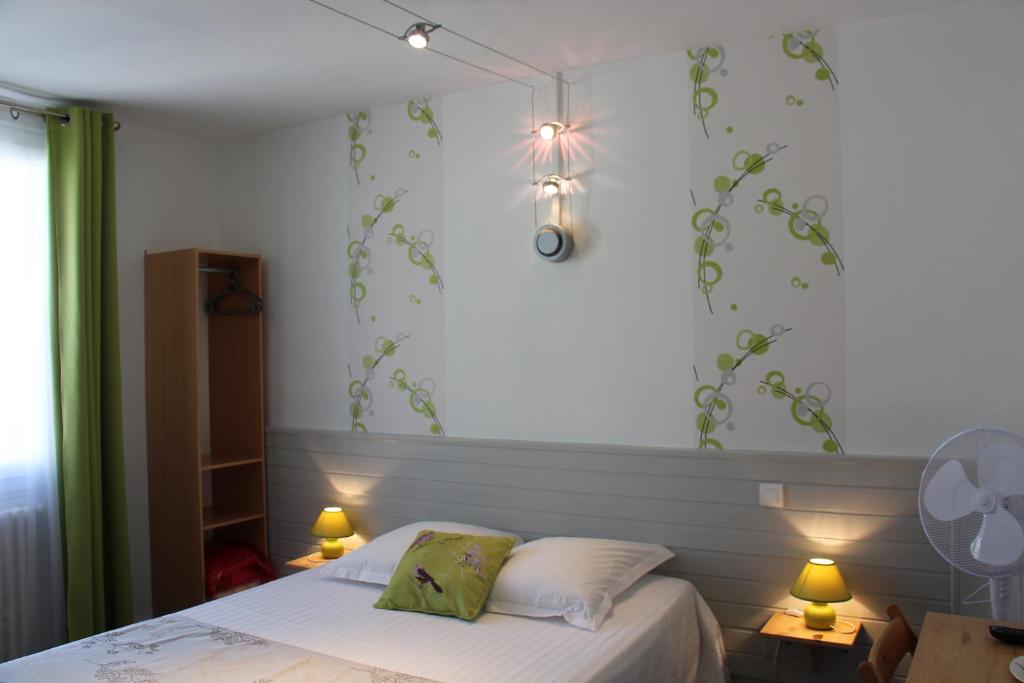 昂古莱姆奥尔良酒店的卧室配有一张挂着绿叶的墙壁床。