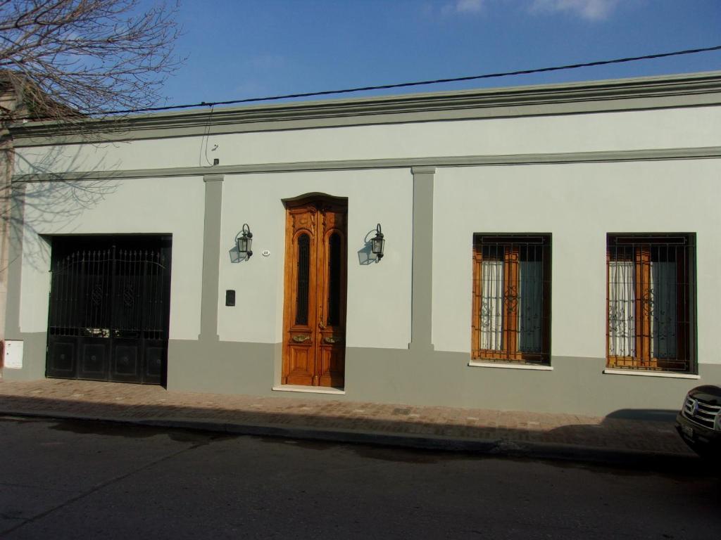 圣安东尼奥德阿雷科La Posada de Don Segundo的白色的建筑,设有棕色的门和窗户