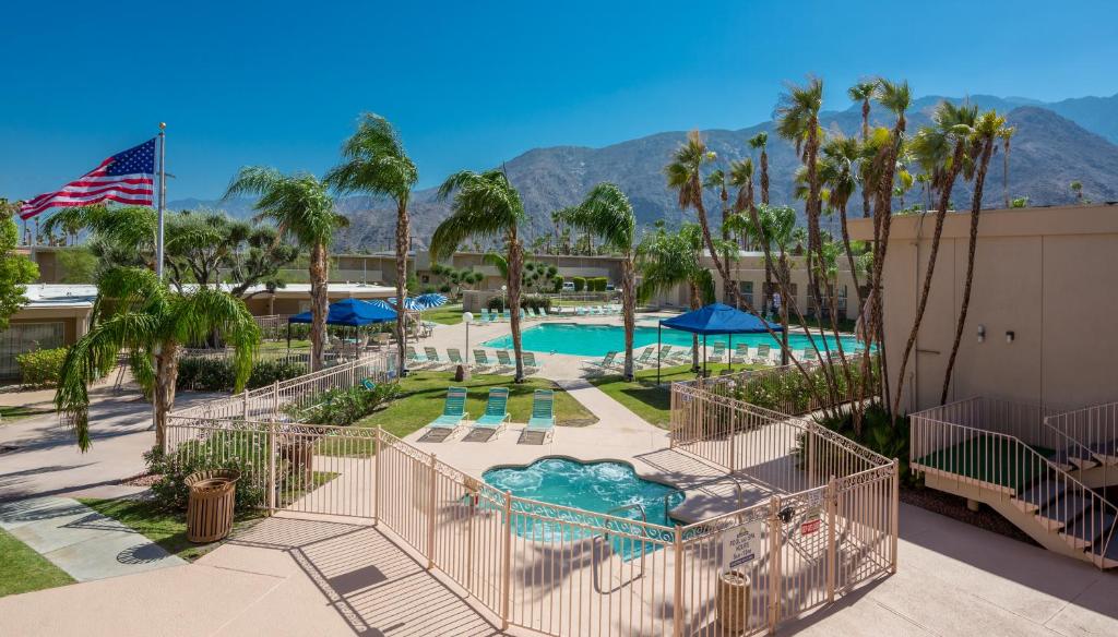 棕榈泉棕榈泉戴斯酒店的棕榈树度假村的游泳池景