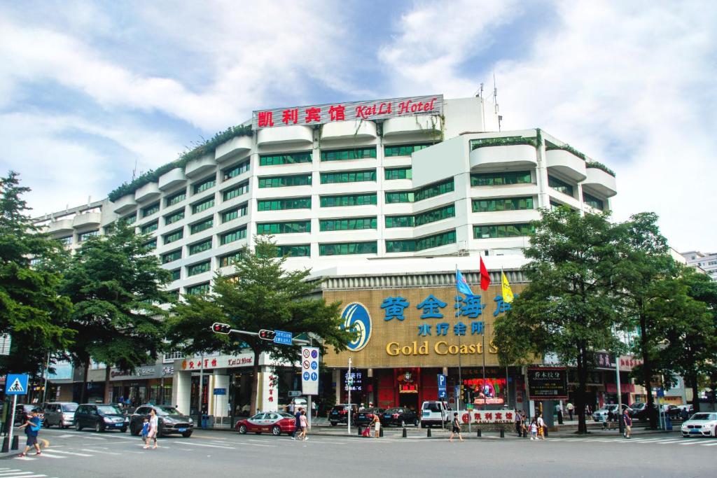 深圳深圳凯利宾馆（近罗湖口岸，东门步行街，国贸商圈）的一座大建筑,上面有标志