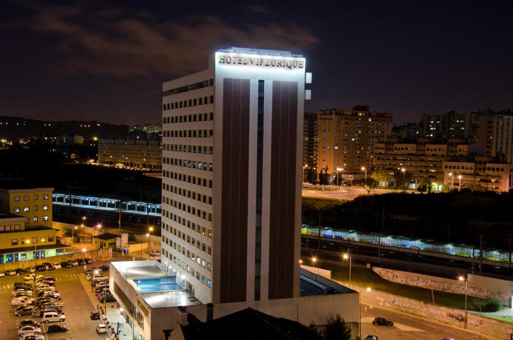 里斯本贵宾酒店的一座建筑物,上面有夜间标志