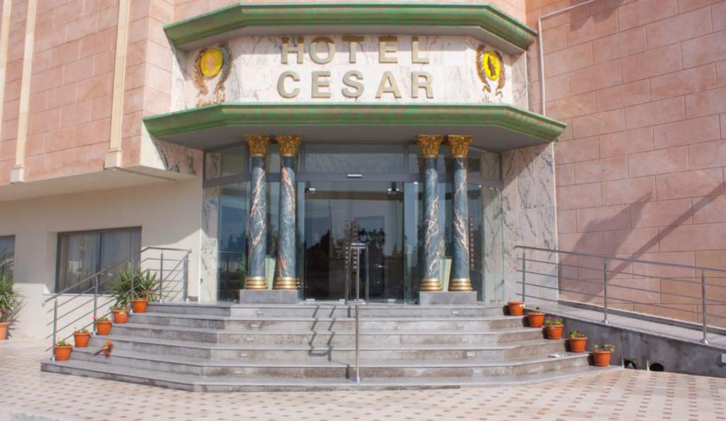 苏塞Hôtel César Palace的大楼前设有楼梯的酒店入口