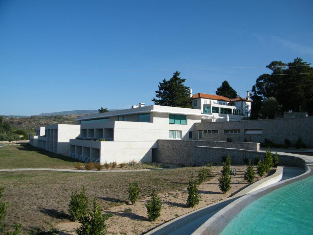 Vila RuivaINATEL Vila Ruiva的一座房子前面设有游泳池
