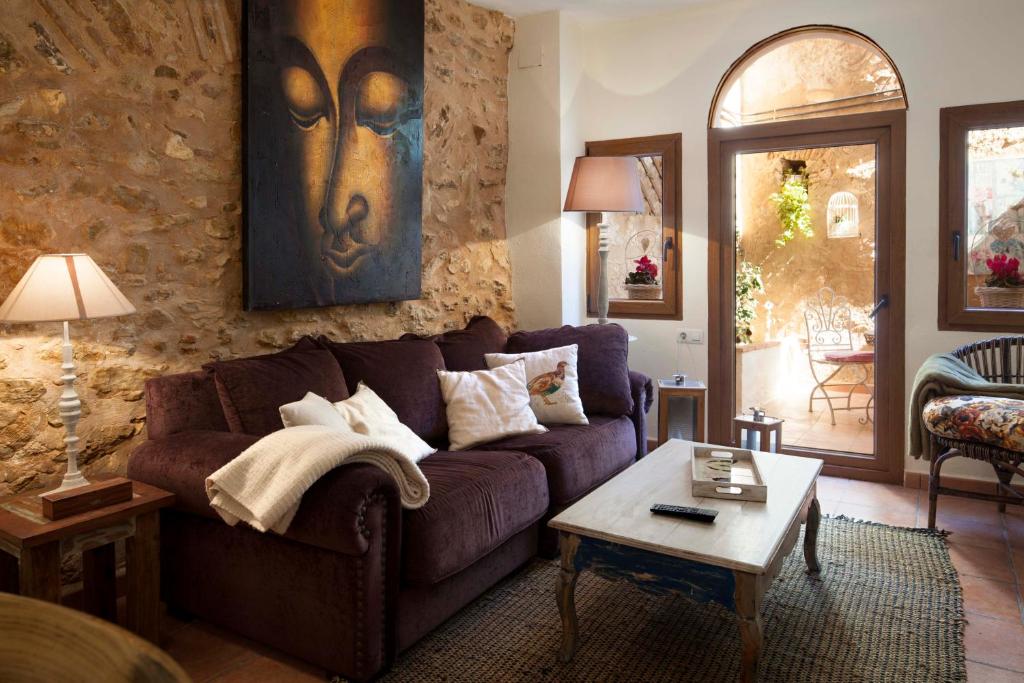 波凯兰特Casa Rural Mirador的客厅配有紫色沙发和桌子