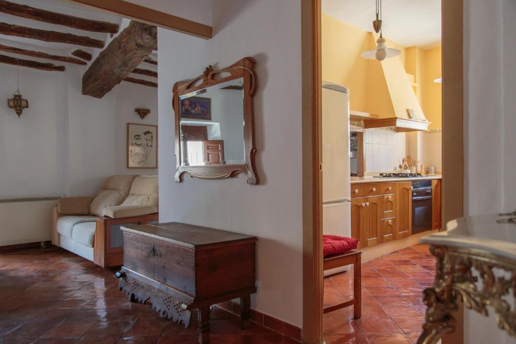 塞埃欣Casa del Mesoncico的客厅配有桌子和镜子