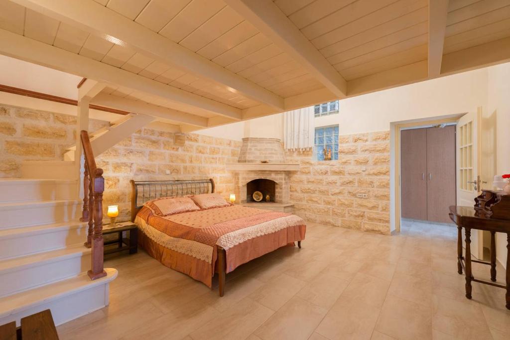 塞奥洛戈斯Theologos Traditional House的带壁炉的客房内的一间卧室配有一张床