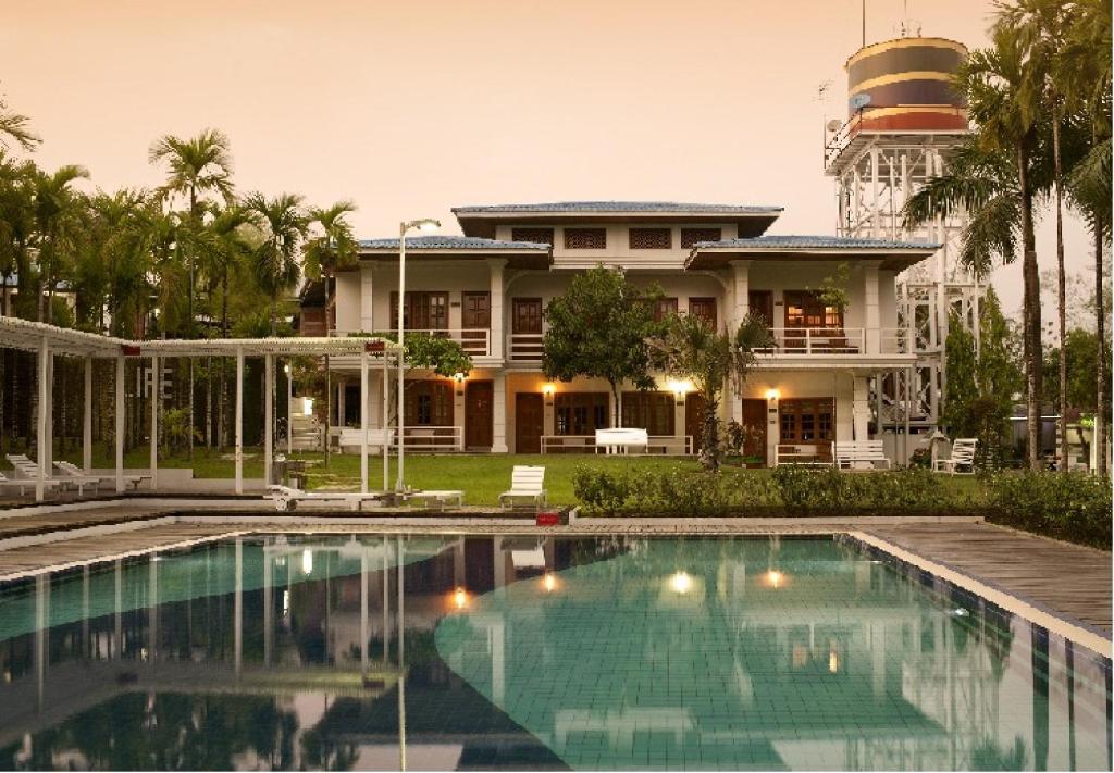 仰光缅甸生活酒店的一座房子前面设有游泳池