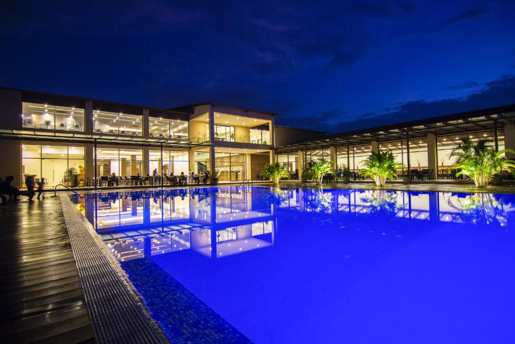 阿布贾Nordic Hotel Abuja的一座大型建筑,晚上设有游泳池