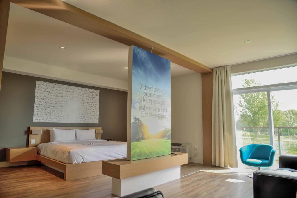 BeaucevilleLa Cache du Golf的卧室配有床和大屏幕