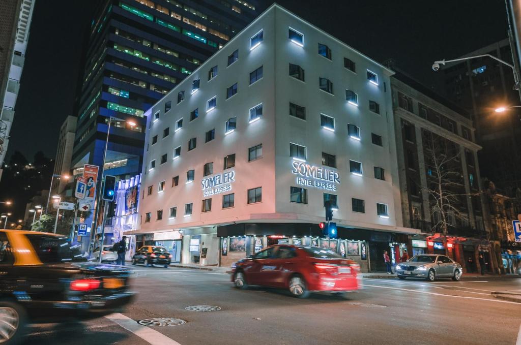 圣地亚哥Hotel Sommelier Agustinas的夜幕降临的城市街道上的一座建筑