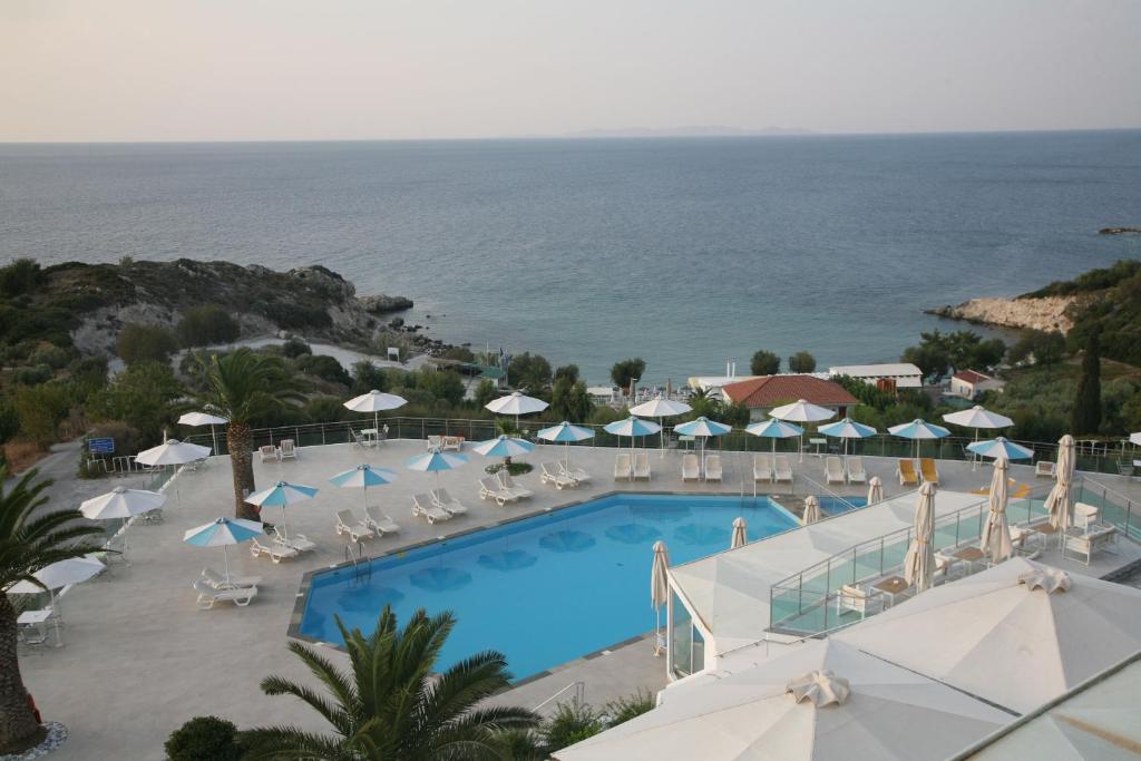 毕达哥利翁普林赛萨里维埃拉度假酒店的享有游泳池和海洋的景致。