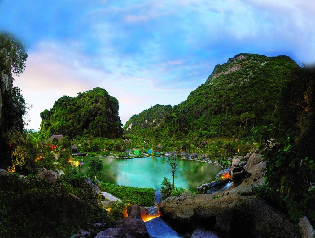 怡保万雅岚温泉度假村 的享有群山环抱的湖泊美景