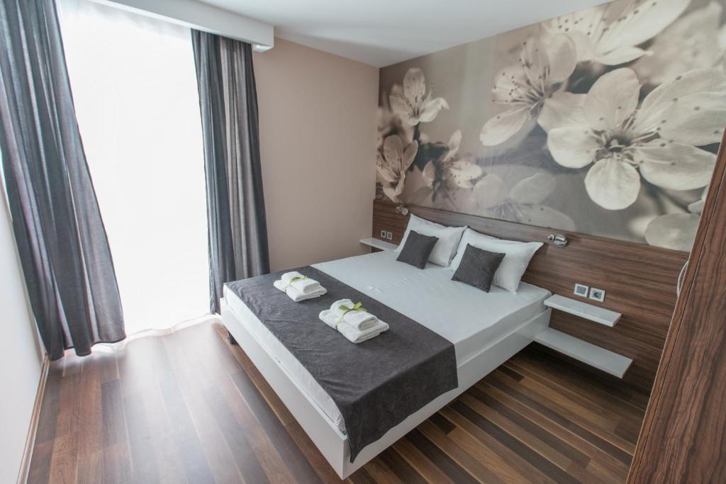 尼什Garni Hotel Niš City View的一间卧室配有一张床,上面有两条毛巾