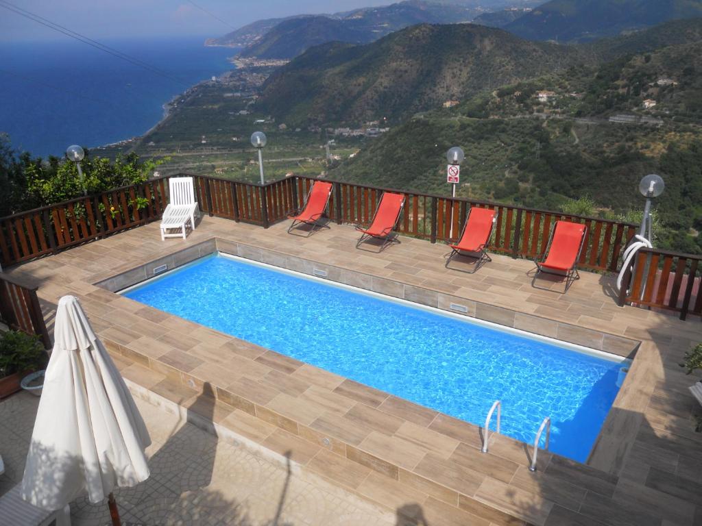 NasoVilla Rosi的一个带椅子的游泳池,享有海景