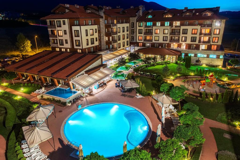 班斯科Murite Park Hotel的享有酒店上方的游泳池景致