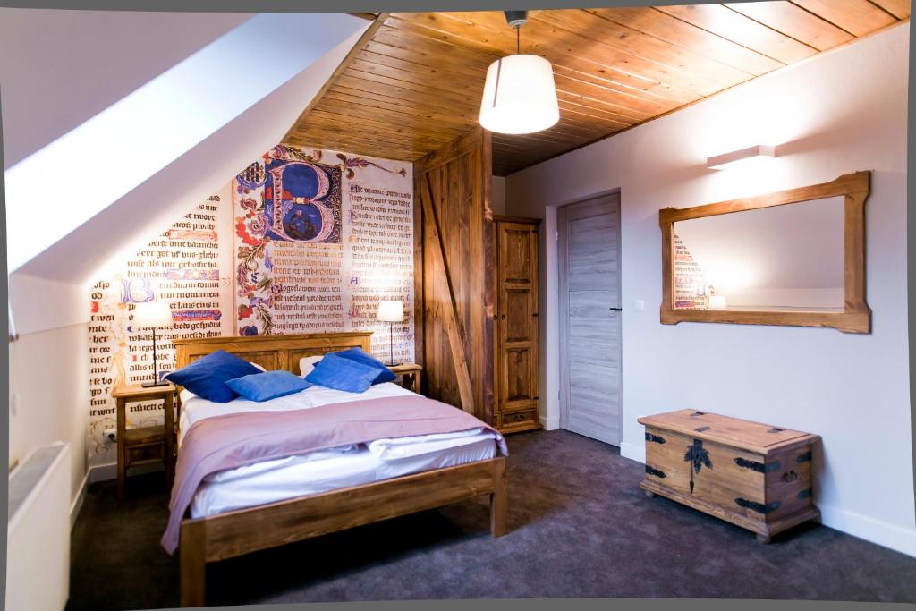 克拉科夫Pensjonat Pola的一间卧室配有一张带蓝色枕头的床