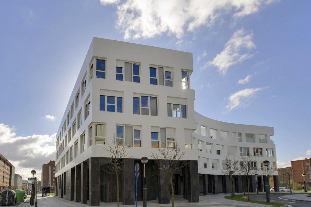 维多利亚-加斯特伊兹伊伦纳斯公寓的白色的建筑,在街上有蓝色的窗户