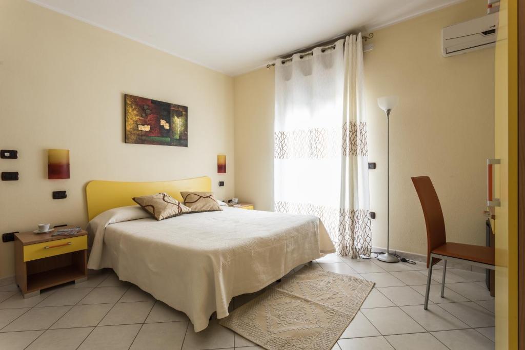塞拉尔朱斯Luna Dorata的一间卧室设有一张床和一个窗口
